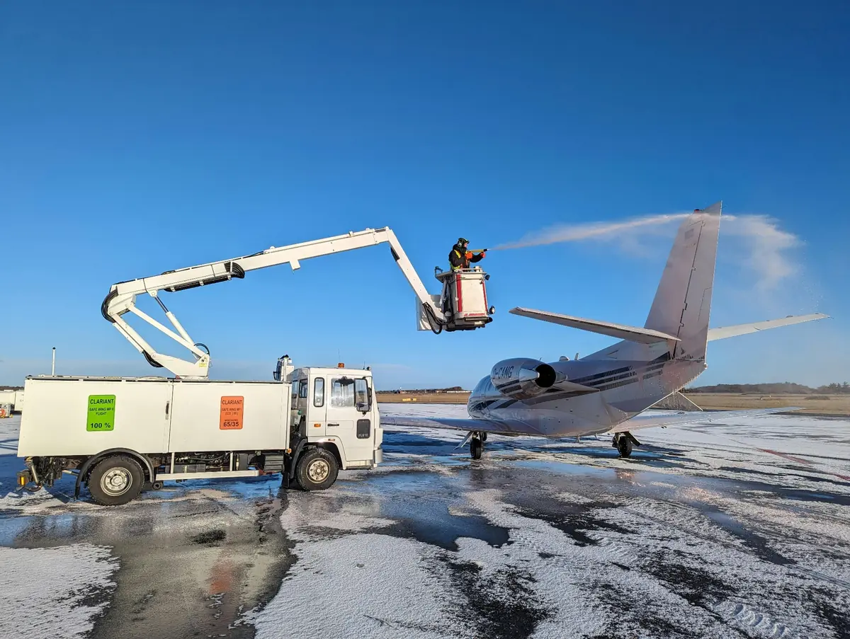 Aircraft de-icing operation